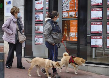 Dos mujeres miran las ofertas en una inmobiliaria, en Terrassa (Barcelona).