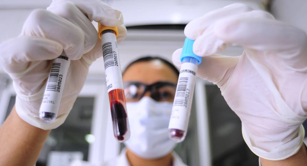 Una bióloga sanitaria del Hospital General de Atlacomulco (México), con una muestra de sangre para hacer la prueba de coronavirus.