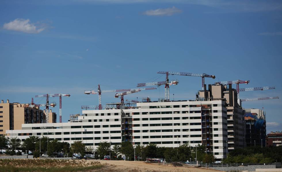 Obras de construcción de viviendas, el año pasado en Valdebebas (Madrid).