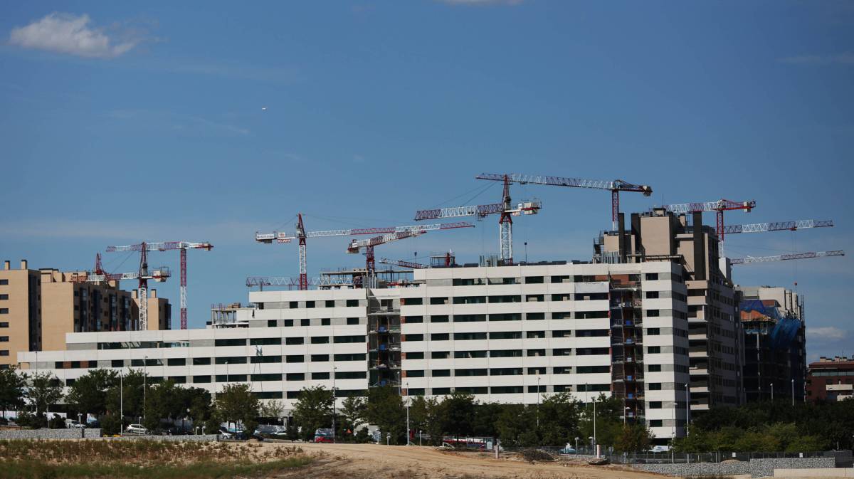 Obras de construcción de viviendas, el año pasado en Valdebebas (Madrid).