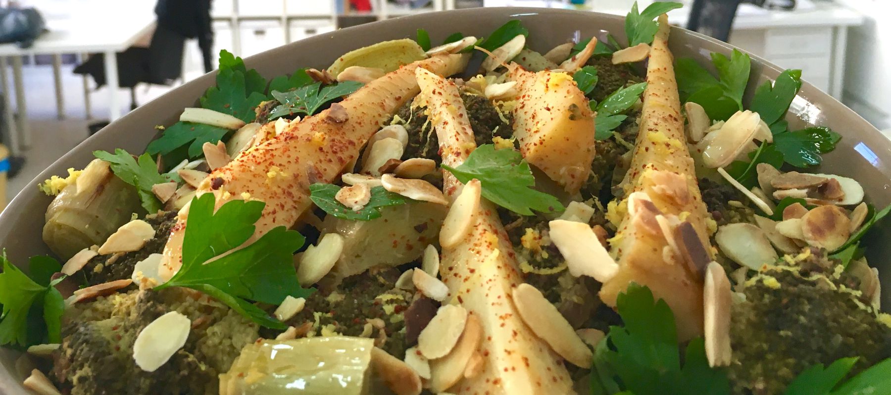 Verduras en cocotte con almendras, perejil y limón