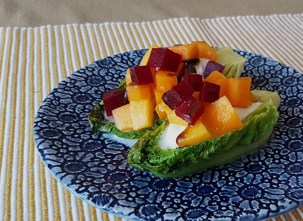 Cogollos con burrata y ensalada de fruta