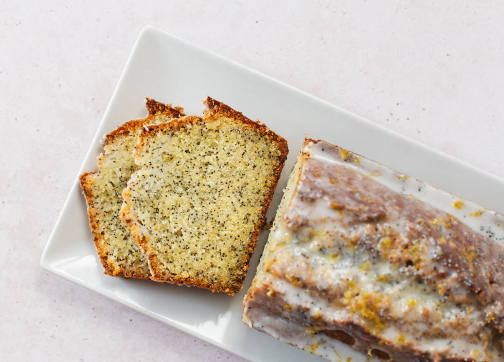 La receta fácil de bizcocho de limón que se puede convertir en tarta