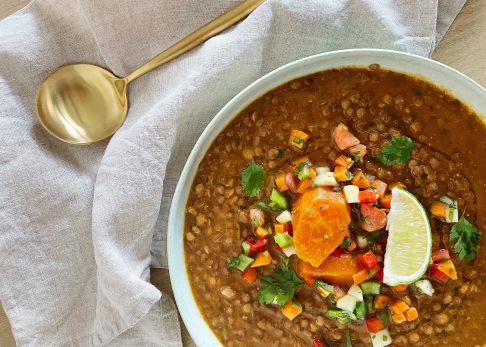 Lentejas guisadas con ají, cilantro y lima