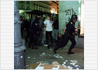 La policía carga con violencia para disolver las protestas contra la guerra en el centro de Madrid
