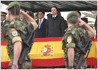 Aznar condecora a los soldados que participaron en la toma de Perejil