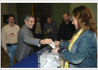 Llamazares continuará al frente de IU por un estrecho margen de votos