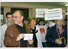 Simpatizantes de EHAK exhiben pancartas ante Madrazo y San Gil