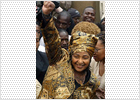 Winnie Mandela se licencia a los 68 años