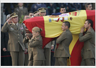 El Rey, el Príncipe y Zapatero reciben en Getafe los féretros de los 17 militares muertos