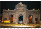 Un camión perseguido por la policía acaba empotrado en la Puerta de Alcalá en Madrid