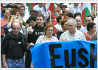 Miles de personas se manifiestan en favor de la autodeterminación en País Vasco y Navarra Miles de personas se manifiestan en favor de la autodeterminación en País Vasco y Navarra