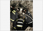 Los bomberos continúan la búsqueda de los dos ecuatorianos desaparecidos tras el atentado en Barajas