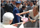 El Papa recibe la guitarra de Chikilicuatre