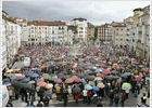 Líderes y ciudadanos vascos se concentran unidos contra ETA en Vitoria
