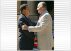 Un apretón de manos y una camiseta sellan la reconciliación entre el Rey y Chávez