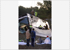 Una joven muere al volcar un autocar con 60 personas en Girona
