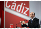 Rubalcaba cree que Rajoy oculta adrede su plan anticrisis