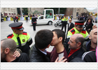 Gais y católicos se insultan al paso del papamóvil