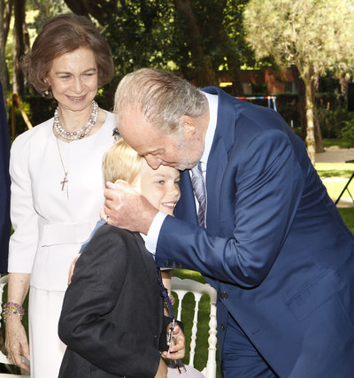 FOTOGALERIA: Los Reyes felicitan a su nieto