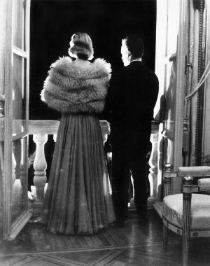Grace Kelly y Rainiero III saludan a los monegascos desde el balcón de palacio tras su boda, en 1956.