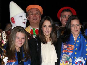 Estefanía de Mónaco, con sus hijas Camila y Paulina, en el Festival de Circo de Montecarlo, el pasado 19 de enero. Estefanía de Mónaco, con sus hijas Camila y Paulina, en el Festival de Circo de Montecarlo, el pasado 19 de enero.