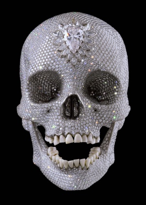 El precio de fabricación de la escultura de 2007 ‘Por el amor de Dios’, con 8.601 diamantes incrustados, rondó, según Hirst, los 17 millones de euros. El artista asegura que la vendió el mismo año a un consorcio anónimo por unos 60, algo que algunas voces del mundo del arte han puesto en duda. El precio de fabricación de la escultura de 2007 ‘Por el amor de Dios’, con 8.601 diamantes incrustados, rondó, según Hirst, los 17 millones de euros. El artista asegura que la vendió el mismo año a un consorcio anónimo por unos 60, algo que algunas voces del mundo del arte han puesto en duda.