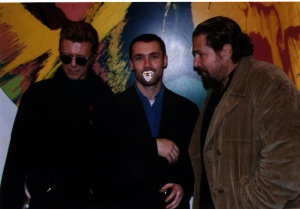 David Bowie y Julian Schnabel, en la exposición de Hirst (en el centro) en la galería Gagosian de Nueva York, en julio de 1996. David Bowie y Julian Schnabel, en la exposición de Hirst (en el centro) en la galería Gagosian de Nueva York, en julio de 1996.