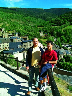 Sánchez-Albornoz and his grandson in the Pyrenees. Sánchez-Albornoz and his grandson in the Pyrenees.