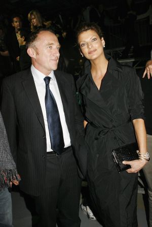 François-Henri Pinault y Linda Evangelista, en octubre de 2006, en un desfile de Alexander McQueen, firma que pertenece al conglomerado que él ahora dirige. François-Henri Pinault y Linda Evangelista, en octubre de 2006, en un desfile de Alexander McQueen, firma que pertenece al conglomerado que él ahora dirige.