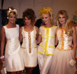 Linda Evangelista, Cindy Crawford, Eva Herzigova y Claudia Schiffer, en el 'backstage' de un desfile de Chanel en 1996. Linda Evangelista, Cindy Crawford, Eva Herzigova y Claudia Schiffer, en el 'backstage' de un desfile de Chanel en 1996.