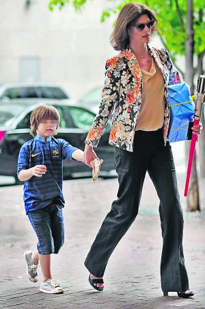 Linda Evangelista, paseando con su hijo Augustus, el pasado 5 de mayo en Nueva York. Linda Evangelista, paseando con su hijo Augustus, el pasado 5 de mayo en Nueva York.