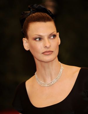 Linda Evangelista, el pasado 7 de mayo, en la gala inaugural de la exposición 'Schiaparelli y Prada: conversaciones imposibles' en el Met de Nueva York. Linda Evangelista, el pasado 7 de mayo, en la gala inaugural de la exposición 'Schiaparelli y Prada: conversaciones imposibles' en el Met de Nueva York.