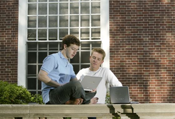 Mark Zuckerberg y Chris Hughes (derecha), dos de los cuatro fundadores de Facebook, fotografiados en Eliot House, en la Universidad de Harvard, en mayo de 2004. Mark Zuckerberg y Chris Hughes (derecha), dos de los cuatro fundadores de Facebook, fotografiados en Eliot House, en la Universidad de Harvard, en mayo de 2004.