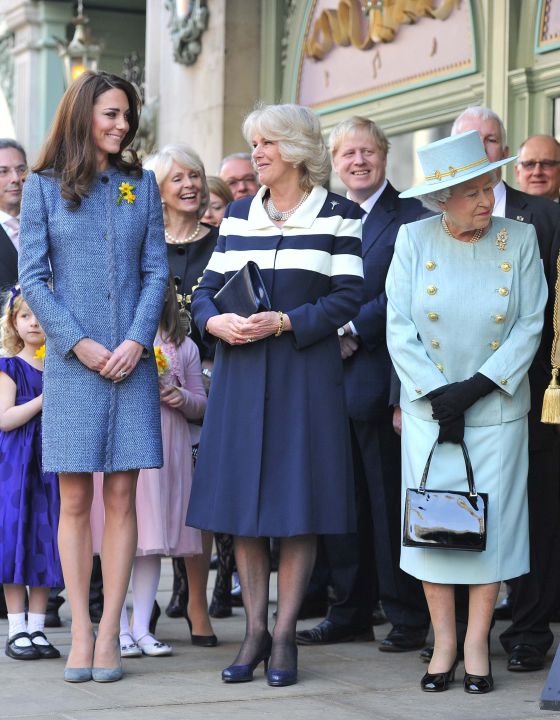 La reina, Camila y Catalina mostraron su sintonía en su visita a los grandes almacenes Fortnum and Mason en Londres, favoritos de la monarca, el pasado 1 de marzo. La reina, Camila y Catalina mostraron su sintonía en su visita a los grandes almacenes Fortnum and Mason en Londres, favoritos de la monarca, el pasado 1 de marzo.