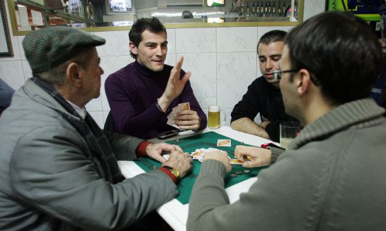 Iker Casillas, jugando una partida de Mus con unos amigos en el bar El Mata, en Carabanchel, en febrero de 2006 Iker Casillas, jugando una partida de Mus con unos amigos en el bar El Mata, en Carabanchel, en febrero de 2006