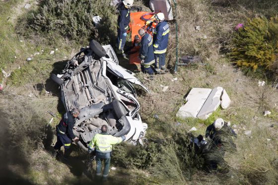 Marta Jorgoso's car, which plunged down a slope due to a barrier that had not been repaired. Marta Jorgoso's car, which plunged down a slope due to a barrier that had not been repaired.