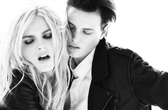 Erika Linder junto a Andrej Pejic en la última campaña de FORWARD by Elyse Walker. Erika Linder junto a Andrej Pejic en la última campaña de FORWARD by Elyse Walker.