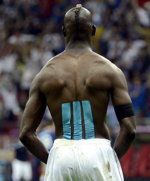 Mario Balotelli, un futbolista esculpido a golpes