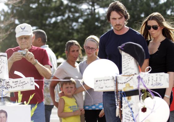 Christian Bale y su mujer Sandra Blazic visitan el improvisado monumento a las víctimas de la matanza de Aurora, tras compartir dos horas con los heridos en el hospital. Christian Bale y su mujer Sandra Blazic visitan el improvisado monumento a las víctimas de la matanza de Aurora, tras compartir dos horas con los heridos en el hospital.