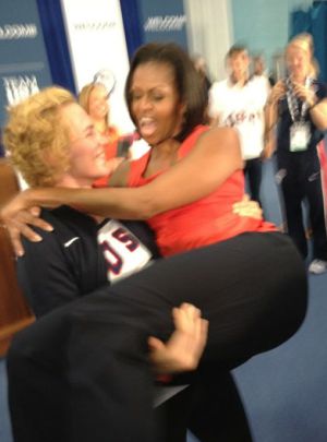 La luchadora Elena Pirozhkova levanta a Michelle Obama. La luchadora Elena Pirozhkova levanta a Michelle Obama.