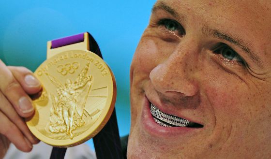 Ryan Lochte con la medalla de oro que ganó el sábado 28 de julio en la prueba de los 400 metros mixtos, en los Juegos Olímpicos de Londres 2012. Ryan Lochte con la medalla de oro que ganó el sábado 28 de julio en la prueba de los 400 metros mixtos, en los Juegos Olímpicos de Londres 2012.