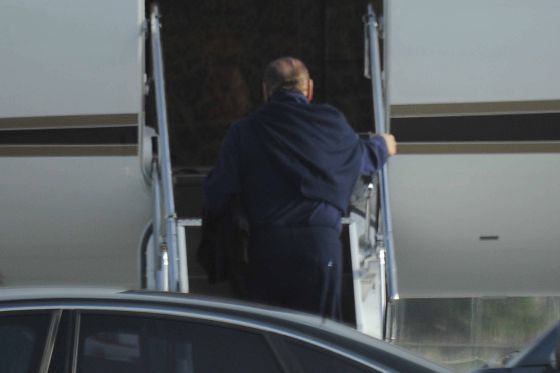 Vista por detrás del ex primer ministro Silvio Berlusconi. Vista por detrás del ex primer ministro Silvio Berlusconi.