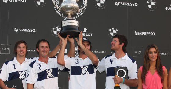 Boyer (derecha), junto con el equipo ganador. Boyer (derecha), junto con el equipo ganador.
