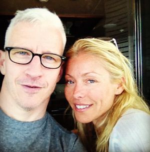 Anderson Cooper y Kelly Ripa en una foto tomada por el periodista. Anderson Cooper y Kelly Ripa en una foto tomada por el periodista.