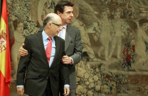 José Manuel Soria, ministro de Industria, y Cristóbal Montoro, de Hacienda, mantienen una disputa pública por la reforma energética. José Manuel Soria, ministro de Industria, y Cristóbal Montoro, de Hacienda, mantienen una disputa pública por la reforma energética.