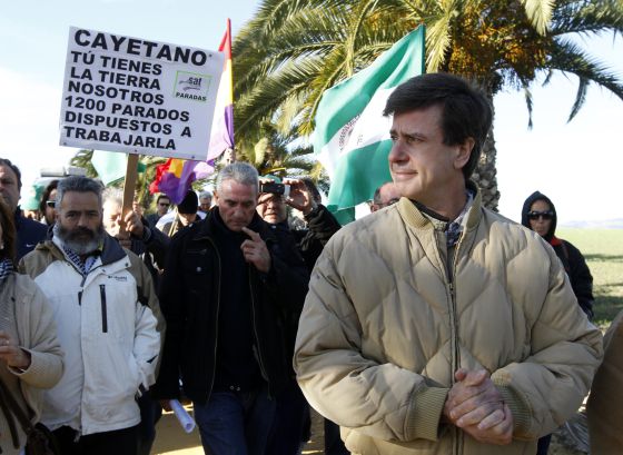 Gordillo (l) with Cayetano Luis Martínez de Irujo y Fitz-James Stuart (r), the son of the Duchess of Alba. In reaction to negative comments made by the count, Gordillo and his supporters occupied Cayetano's lands. Gordillo (l) with Cayetano Luis Martínez de Irujo y Fitz-James Stuart (r), the son of the Duchess of Alba. In reaction to negative comments made by the count, Gordillo and his supporters occupied Cayetano's lands.