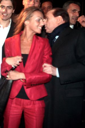 Berlusconi, con la exbailarina Francesca Pascale. Ella misma declaró en una entrevista para el Corriere.it: “¿Yo la novia? Que hable primero Silvio”. Berlusconi, con la exbailarina Francesca Pascale. Ella misma declaró en una entrevista para el Corriere.it: “¿Yo la novia? Que hable primero Silvio”.