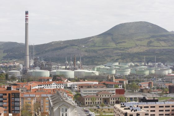 A view of the Petronor refinery from the center of Muskiz. A view of the Petronor refinery from the center of Muskiz.