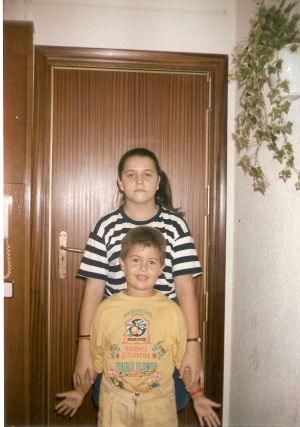 Una imagen de infancia cedida por José Ortiz en la que aparece con su prima Maika. Él tiene ahora 28 años; ella, 34. Una imagen de infancia cedida por José Ortiz en la que aparece con su prima Maika. Él tiene ahora 28 años; ella, 34.